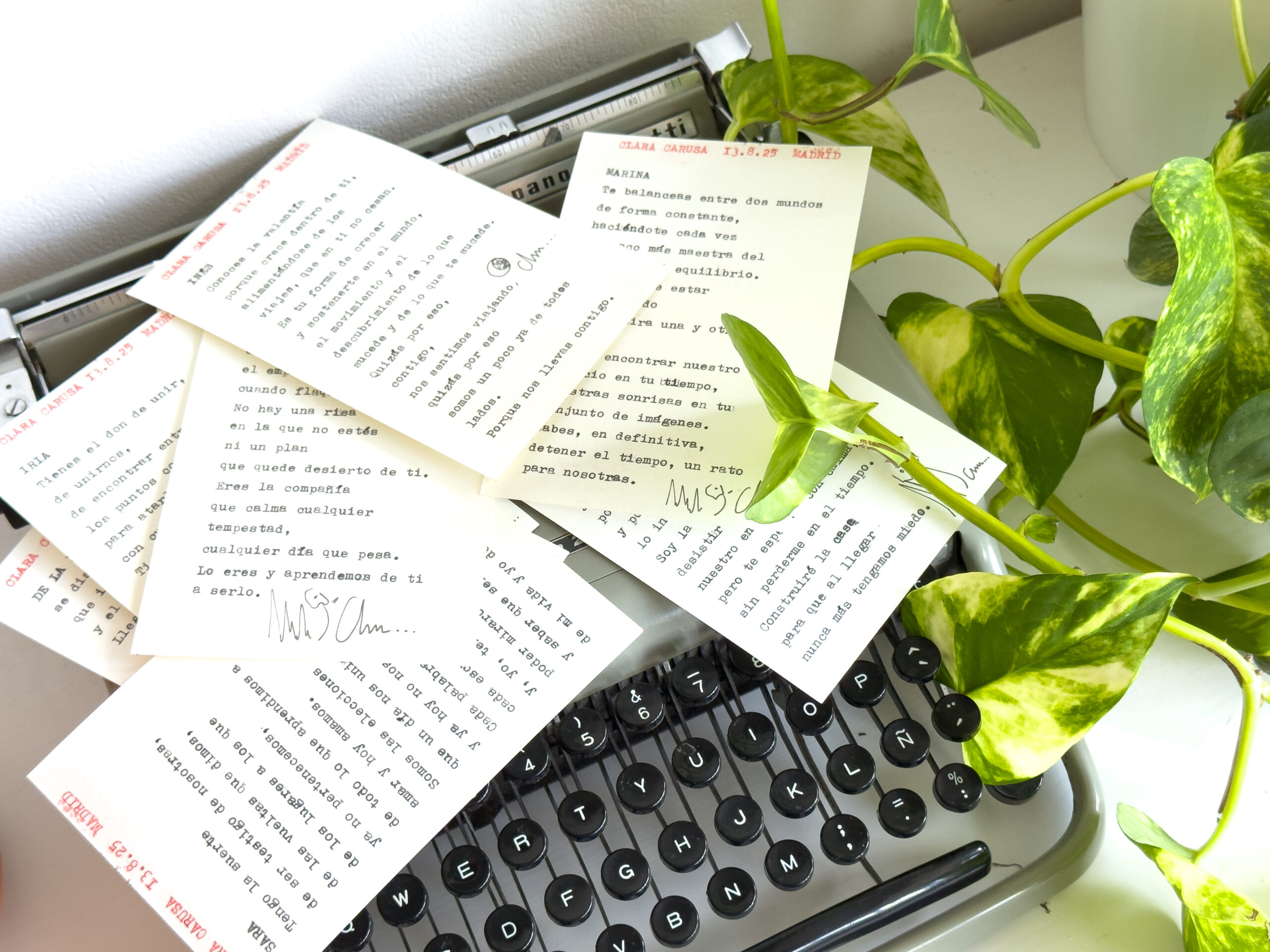 Bodas Poema personalizado junto a flores sobre máquina de escribir